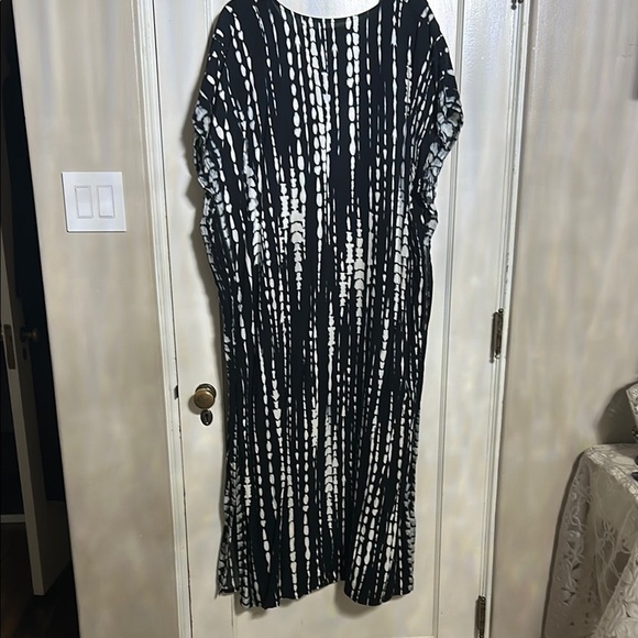 Black and White Resort Maxi Dress with V-Neck - Picture 2 of 4